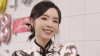 LPL官方主理余霜寿辰返图:多位好意思女主理贴贴合照