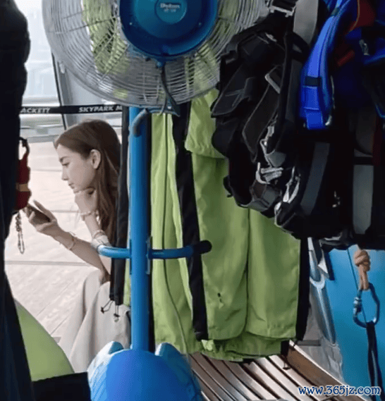 网友偶遇杨颖带小海绵蹦极 画面有爱氛围温馨 