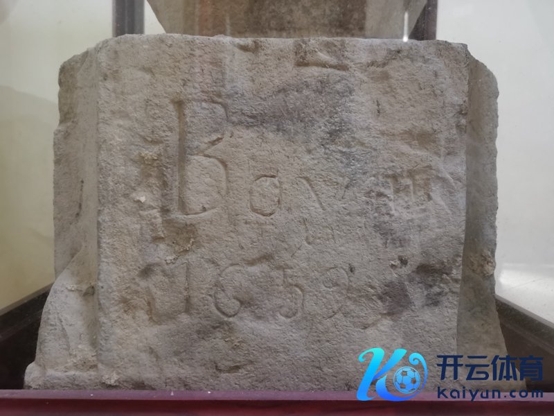 石花瓶基座上的“Boym 1659”影相/苗子兮